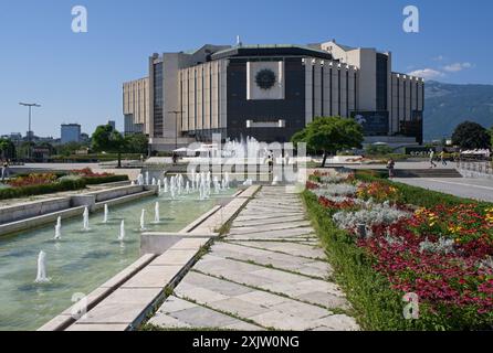 Sofia, Bulgaria - 7 luglio 2024: Palazzo Nazionale della Cultura di Sofia. Persone che camminano nell'antica Serdica la domenica. Strade ed edifici. Stile di vita nel Foto Stock