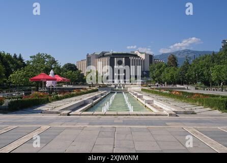 Sofia, Bulgaria - 7 luglio 2024: Palazzo Nazionale della Cultura di Sofia. Persone che camminano nell'antica Serdica la domenica. Strade ed edifici. Stile di vita nel Foto Stock