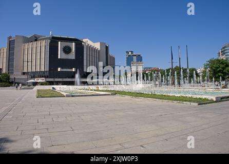 Sofia, Bulgaria - 7 luglio 2024: Palazzo Nazionale della Cultura di Sofia. Persone che camminano nell'antica Serdica la domenica. Strade ed edifici. Stile di vita nel Foto Stock