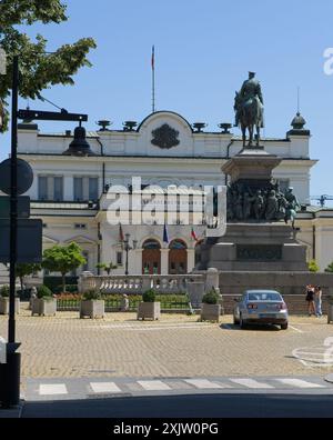 Sofia, Bulgaria - 7 luglio 2024: Sofia la vecchia Assemblea nazionale della Repubblica di Bulgaria. Persone che camminano nell'antica Serdica la domenica. Street e b Foto Stock