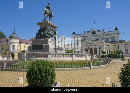 Sofia, Bulgaria - 7 luglio 2024: Sofia la vecchia Assemblea nazionale della Repubblica di Bulgaria. Persone che camminano nell'antica Serdica la domenica. Street e b Foto Stock