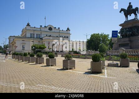 Sofia, Bulgaria - 7 luglio 2024: Sofia la vecchia Assemblea nazionale della Repubblica di Bulgaria. Persone che camminano nell'antica Serdica la domenica. Street e b Foto Stock