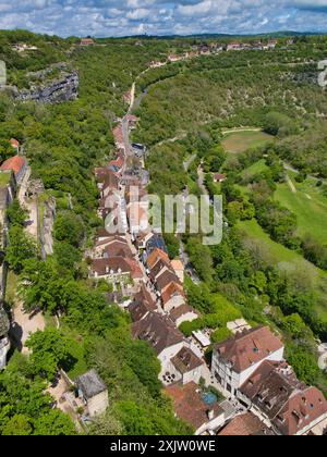 Rocamadour, Francia - 6 maggio 2024: Il comune di Rocamadour in Francia. Adagiato su un affluente del fiume Dordogna, storico sito dell'UNESCO e ricco di attrazioni Foto Stock