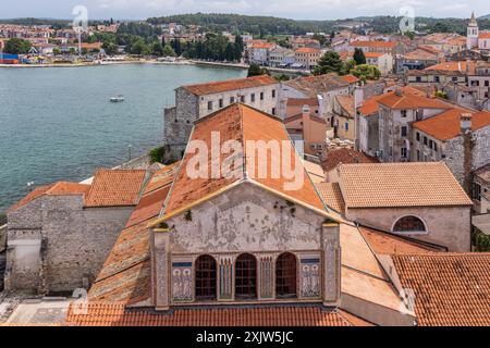 Vista dalla basilica euforica nella storica città di Poreč dei tetti della città. Sito patrimonio dell'umanità dell'UNESCO, Parenzo, Europa Foto Stock