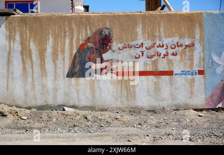 Un murale sfacciato in Afghanistan: Il volto di una donna è barrato con una vernice rossa, che riflette le azioni oppressive dei talebani. Foto Stock