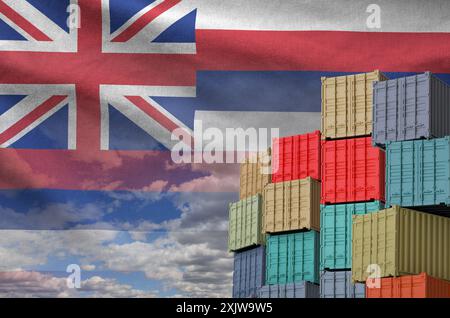 Bandiera dello stato delle Hawaii e una grande pila di container per il trasporto merci in banchine con sfondo cielo da vicino Foto Stock