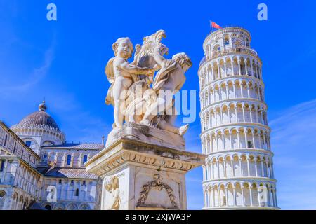 Pisa, Italia. Il Duomo di Pisa, la fontana con angeli e la Torre Pendente di Pisa in Piazza dei Miracoli. Foto Stock