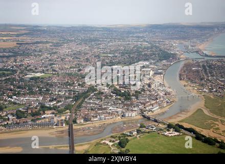 Una vista aerea dell'estuario del fiume Adur a Shoreham e della città di Shoreham guardando verso i moli di Shoreham e Brighton e Hove in lontananza Foto Stock