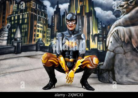 GEEK ART - Bodypainting e transformaking: Batgirl Comic Photoshooting mit Janina in einer gesprayten Comic-Kulisse von Enrico Lein im Studio Düsterwald in Hameln. - Ein Projekt des Fotografen Tschiponnique Skupin und des Bodypainters und Transformakers Enrico Lein *** GEEK ART Bodypainting and Transformaking Batgirl Comic Photoshooting con Janina in uno sfondo fumettistico spray dipinto di Enrico Lein presso lo Studio Düsterwald di Hameln Un progetto del fotografo Tschiponnique Skupin e del bodypainter e del trasformatore Enrico Lein foto:XT.xSkupinx/xFuturexImagex geek art 4715 Foto Stock