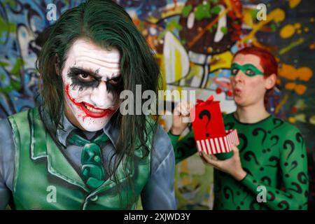 GEEK ART - Bodypainting e transformaking: Joker incontra l'Enigmista servizio fotografico mit Patrick Kiel als Joker und Paul Skupin als Riddler im Atelier Düsterwald ad Hameln. - Ein Projekt des Fotografen Tschiponnique Skupin und des Bodypainters und Transformakers Enrico Lein *** ARTE GEEK Bodypainting and Transformaking Joker incontra Riddler Photoshooting con Patrick Kiel come Joker e Paul Skupin come Riddler nello studio Düsterwald di Hameln Un progetto del fotografo Tschiponnique Skupin e bodypainter e trasformatore Enrico Lein foto:XT.xSkupinx/xFuturexImagex geek art 4727 Foto Stock