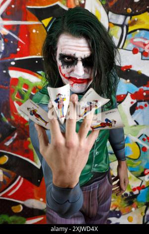 GEEK ART - Bodypainting e transformaking: Joker incontra Riddler Photoshooting mit Patrick Kiel als Joker im Atelier Düsterwald ad Hameln. - Ein Projekt des Fotografen Tschiponnique Skupin und des Bodypainters und Transformakers Enrico Lein *** ARTE GEEK Bodypainting and Transformaking Joker incontra Riddler Photoshooting con Patrick Kiel come Joker nell' Atelier Düsterwald ad Hameln Un progetto del fotografo Tschiponnique Skupin e bodypainter e trasformatore Enrico Lein foto:XT.xSkupinx/xurexart 4723 Foto Stock