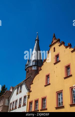 Piazza del municipio a Ottweiler, sullo sfondo la vecchia torre, in Germania. Foto Stock