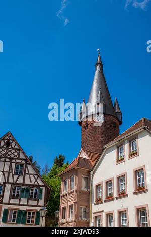 Piazza del municipio a Ottweiler, sullo sfondo la vecchia torre, in Germania. Foto Stock