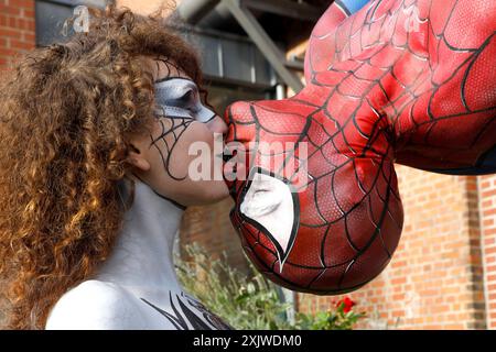 GEEK ART - Bodypainting e transformaking: Spider-Man e Spider-Gwen Photoshooting mit Patrick Kiel und Lena im Hefehof ad Hameln. - Ein Projekt des Fotografen Tschiponnique Skupin und des Bodypainters und Transformakers Enrico Lein *** GEEK ART Bodypainting and Transformaking Spider Man and Spider Gwen Photoshoot con Patrick Kiel e Lena a Hefehof in Hameln Un progetto del fotografo Tschiponnique Skupin e bodypainter e trasformatore Enrico Lein foto:XT.xSkupinx/xurexart 4754 Foto Stock