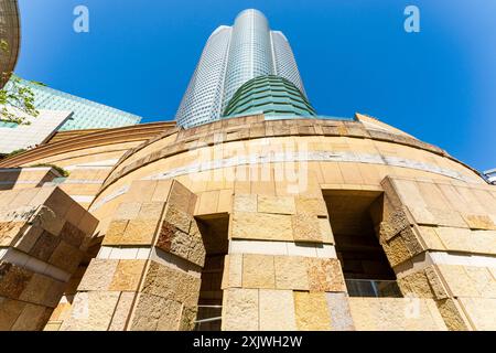 La Torre Mori, con l'ingresso al Mori ART Museum di fronte, torreggiante sopra lo spettatore in un cielo azzurro e luminoso sole. Roppongi Hills. Foto Stock