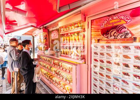 I clienti che aspettano in fila per essere serviti al banco da asporto della filiale Harajuku di Santa Monica Crepes, un lussuoso e popolare pancake dolce. Foto Stock