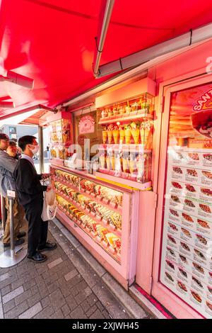 I clienti che aspettano in fila per essere serviti al banco da asporto della filiale Harajuku di Santa Monica Crepes, un lussuoso e popolare pancake dolce. Foto Stock