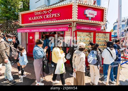 I clienti che aspettano in fila per essere serviti al banco da asporto della filiale Harajuku di Marion Crepes, un lussuoso e popolare pancake dolce. Foto Stock