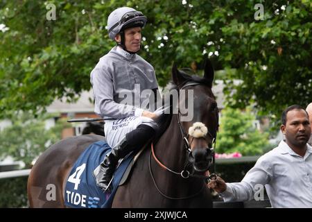 Ascot, Berkshire, Regno Unito. 12 luglio. 2024. Il cavallo fresco cavalcato dal fantino Pat Dobbs si dirige verso l'ippodromo per le corse per disabili Tide presso l'ippodromo di Ascot nel Berkshire presso l'Ascot Summer Mile Property Raceday. Proprietario Clipper, allenatore James Fanshawe, Newmarket, allevatore Glebe Stud Crediti: Maureen McLean/Alamy Foto Stock