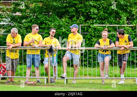 Hoeven, Paesi Bassi. 20 luglio 2024. HOEVEN, 20-07-2024. Sportpark Achter 't Hof. Partita amichevole della stagione calcistica olandese Eredivisie 2024-2025. Tifosi NAC durante la partita NAC - Excelsior (amichevole ). Crediti: Pro Shots/Alamy Live News Foto Stock