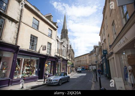 Vista sui negozi di Broad Street a Bath, Somerset nel Regno Unito Foto Stock