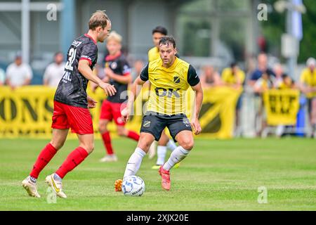 Hoeven, Paesi Bassi. 20 luglio 2024. HOEVEN, 20-07-2024. Sportpark Achter 't Hof. Partita amichevole della stagione calcistica olandese Eredivisie 2024-2025. Giocatore NAC Tom Boere durante la partita NAC - Excelsior (amichevole ). Crediti: Pro Shots/Alamy Live News Foto Stock