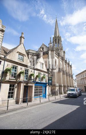 Vista sui negozi di Broad Street a Bath, Somerset nel Regno Unito Foto Stock