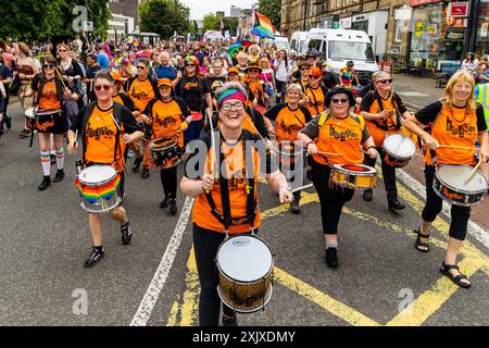 Newcastle upon Tyne, Regno Unito. 20 luglio 2024. Northern Pride 2024. Le Bangshees stabiliscono il ritmo della marcia al Northern Pride 2024. Crediti: Neil Terry/Alamy Live News Foto Stock