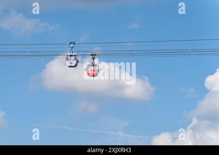 La funivia del Reno, la Rhein-Seilbahn, attraversata il fiume Reno, collega il quartiere di Colonia di Deutz con lo zoo sull'altro lato Foto Stock