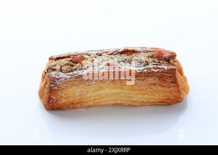 Croissant quadrato lungo con ripieno di mandorle e lamponi e crema di formaggio, isolato su bianco Foto Stock