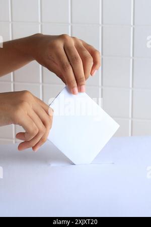 Concetto di Equal Rights civile, Pemilu Pemilihan Umum. La mano femminile abbassa il palloncino nella Ballot Box Foto Stock