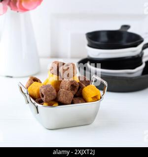 Piccolo cialda quadrata di formaggio e cioccolato su ciotola in acciaio inox Foto Stock