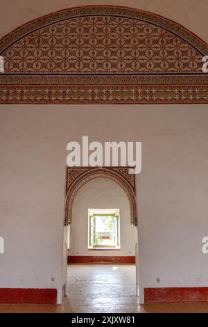 Decorazioni murali all'interno del padiglione Menara Foto Stock