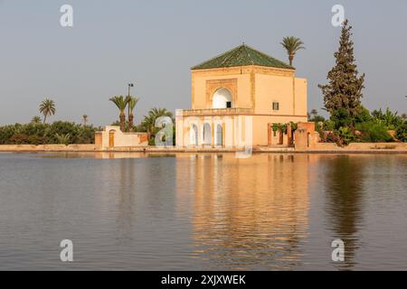 Il padiglione Menara di Marrakech si riflette nel corpo d'acqua che lo circonda, alla luce del tardo pomeriggio Foto Stock