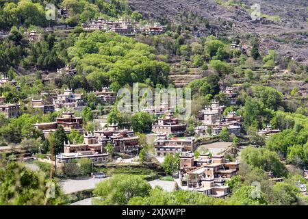 Il villaggio tibetano di Danba Jiaju è stato classificato come il villaggio più bello della Cina con centinaia di case in stile tibetano costruite lungo le montagne fertili Foto Stock