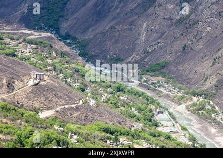 Il villaggio tibetano di Danba Jiaju è stato classificato come il villaggio più bello della Cina con centinaia di case in stile tibetano costruite lungo le montagne fertili Foto Stock