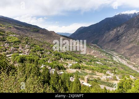 Il villaggio tibetano di Danba Jiaju è stato classificato come il villaggio più bello della Cina con centinaia di case in stile tibetano costruite lungo le montagne fertili Foto Stock