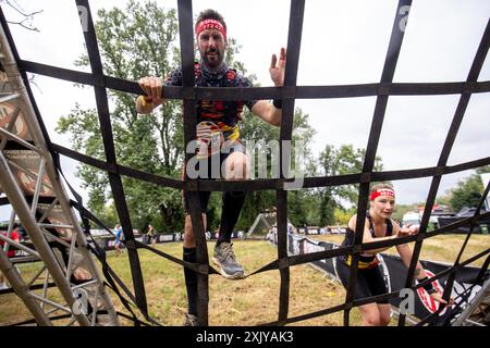 Sveta Nedelja, Croazia. 20 luglio 2024. Concorrente che sale in rete durante il Santa domenica Spartan Trifecta Race Weekend 2024. A Sveta Nedelja, Croazia, il 20. Luglio 2024. 1750 concorrenti provenienti da 25 paesi di tutto il mondo partecipano al percorso ad ostacoli più impegnativo sul lago Oresje in diverse categorie. Concorrenti durante la gara Beast, lunga 21 km e con 30 ostacoli. Foto: Igor Kralj/PIXSELL credito: Pixsell/Alamy Live News Foto Stock