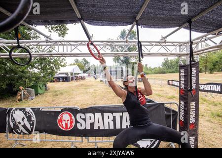 Sveta Nedelja, Croazia. 20 luglio 2024. Concorrente agli anelli ostacoli durante il Santa domenica Spartan Trifecta Race Weekend 2024. A Sveta Nedelja, Croazia, il 20. Luglio 2024. 1750 concorrenti provenienti da 25 paesi di tutto il mondo partecipano al percorso ad ostacoli più impegnativo sul lago Oresje in diverse categorie. Concorrenti durante la gara Beast, lunga 21 km e con 30 ostacoli. Foto: Igor Kralj/PIXSELL credito: Pixsell/Alamy Live News Foto Stock