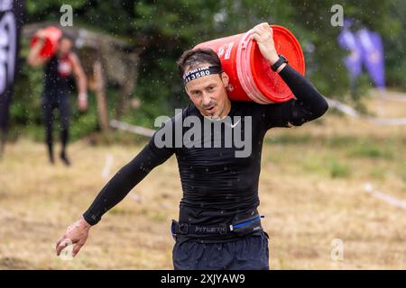 Sveta Nedelja, Croazia. 20 luglio 2024. Concorrente che corre con Barell durante il Santa domenica Spartan Trifecta Race Weekend 2024. A Sveta Nedelja, Croazia, il 20. Luglio 2024. 1750 concorrenti provenienti da 25 paesi di tutto il mondo partecipano al percorso ad ostacoli più impegnativo sul lago Oresje in diverse categorie. Concorrenti durante la gara Beast, lunga 21 km e con 30 ostacoli. Foto: Igor Kralj/PIXSELL credito: Pixsell/Alamy Live News Foto Stock