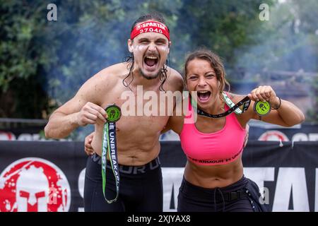 Sveta Nedelja, Croazia. 20 luglio 2024. Concorrente che festeggia dopo aver finito il Santa domenica Spartan Trifecta Race Weekend 2024. A Sveta Nedelja, Croazia, il 20. Luglio 2024. 1750 concorrenti provenienti da 25 paesi di tutto il mondo partecipano al percorso ad ostacoli più impegnativo sul lago Oresje in diverse categorie. Concorrenti durante la gara Beast, lunga 21 km e con 30 ostacoli. Foto: Igor Kralj/PIXSELL credito: Pixsell/Alamy Live News Foto Stock