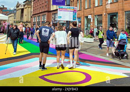 Glasgow, Scozia, Regno Unito. 20 luglio 2024: Regno Unito Meteo: Pioggia forcast per Merchant City festival con Makers Market e Pride Saturday in una città non estiva. Credit Gerard Ferry/Alamy Live News Foto Stock