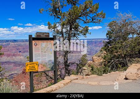 Informazioni e cartelli segnaletici sul percorso Bright Angle Trail sul sentiero principale del Grand Canyon National Park -- Arizona, aprile 2024 Foto Stock