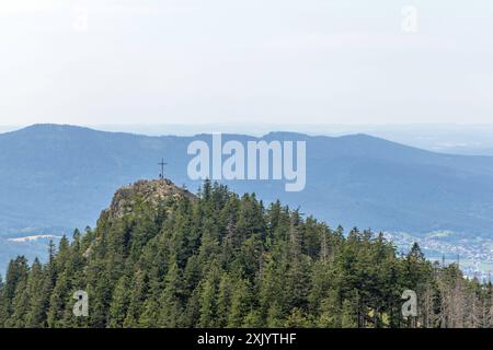 Sommer a Bayern Menschen sind am Gipfel des Kleinen Ossers mit dem dortigen Gipfelkreuz zu sehen., Lam Bayern Deutschland *** Estate in Baviera si possono vedere persone in cima al Kleiner Osser con la croce sommitale, Lam Bayern Germania Foto Stock