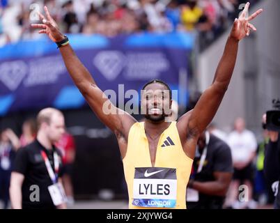 Noah Lyles degli Stati Uniti festeggia dopo aver vinto la finale maschile dei 100 m durante il London Athletics Meet al London Stadium. Data foto: Sabato 20 luglio 2024. Foto Stock