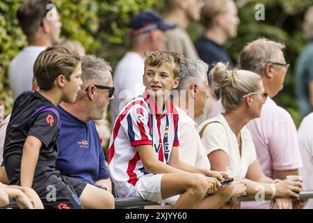 LOON OP ZAND - 20-07-2024. Sportpark De Klokkenberg. Eredivisie voetbal. Stagione 2024-2025. Pre-stagione, Willem II - Lommel SK (amichevole). Punteggio finale 5-0. Giovani fan. Foto Stock