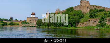 Panorama del fiume Narova al confine tra Russia ed Estonia Foto Stock