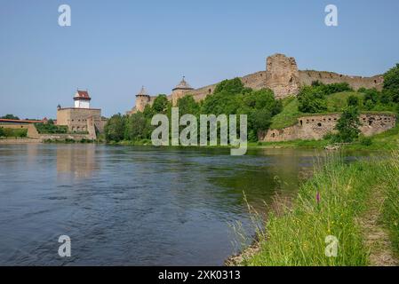 Due paesi, due fortezze. Al confine tra Russia ed Estonia Foto Stock