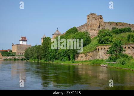 Fiume Narova al confine tra Russia ed Estonia Foto Stock