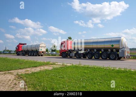 DOROGOBUZH, RUSSIA - 13 LUGLIO 2024: Autocisterne chimiche. Dorogobuzh, regione di Smolensk, Russia Foto Stock